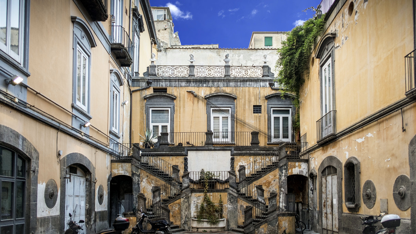 Historic courtyard with double staircase in the heart of Naples